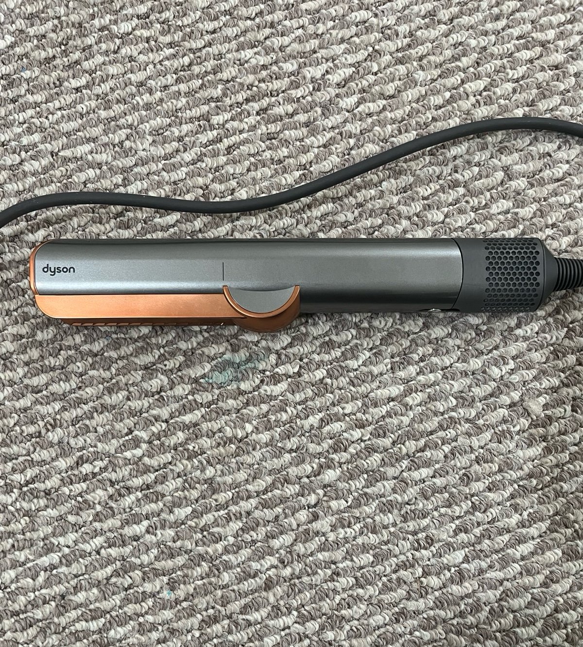 Dyson airstrait, used like new, with box.