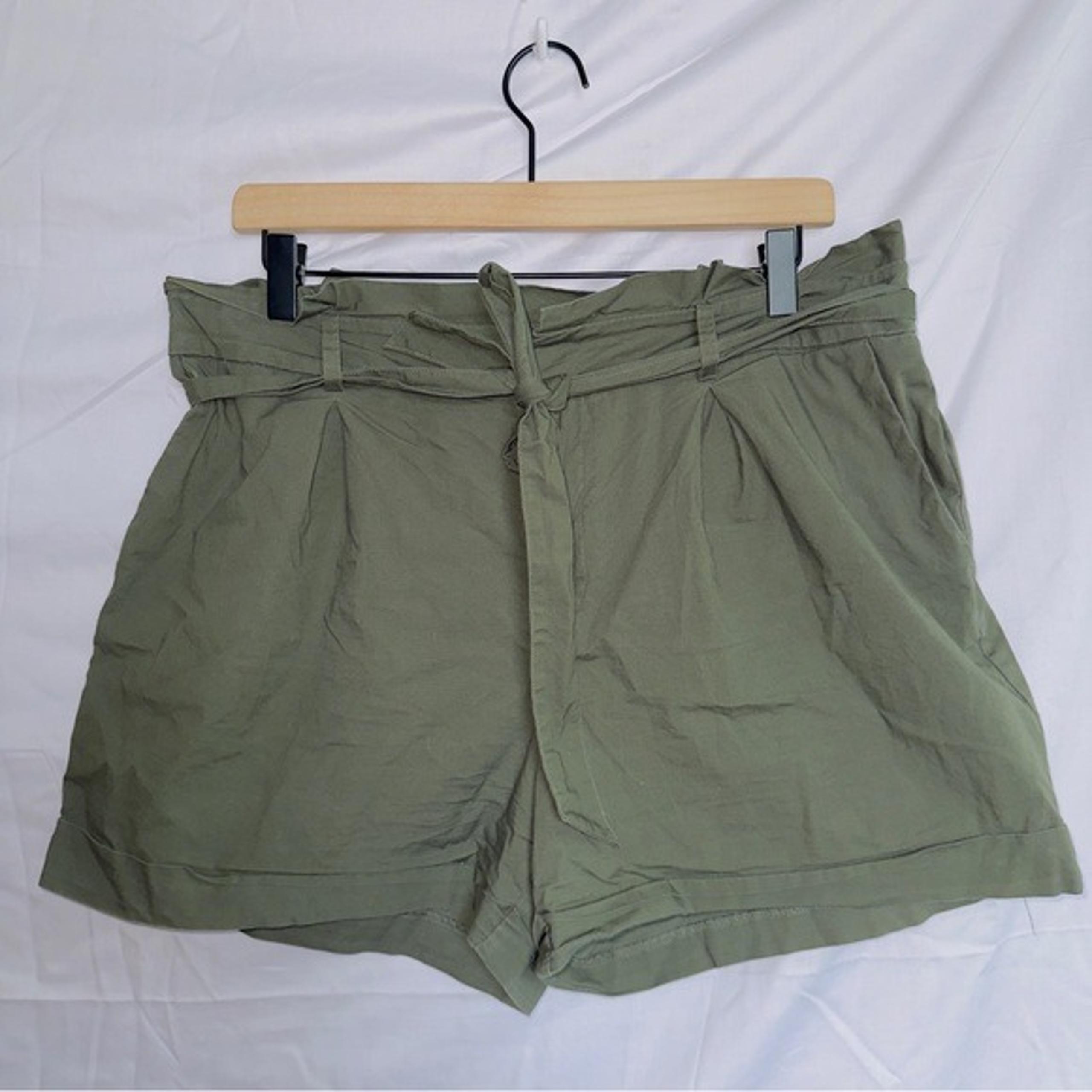 Women's A New Day Green High Waisted Belted Paperbag Midi Shorts size large