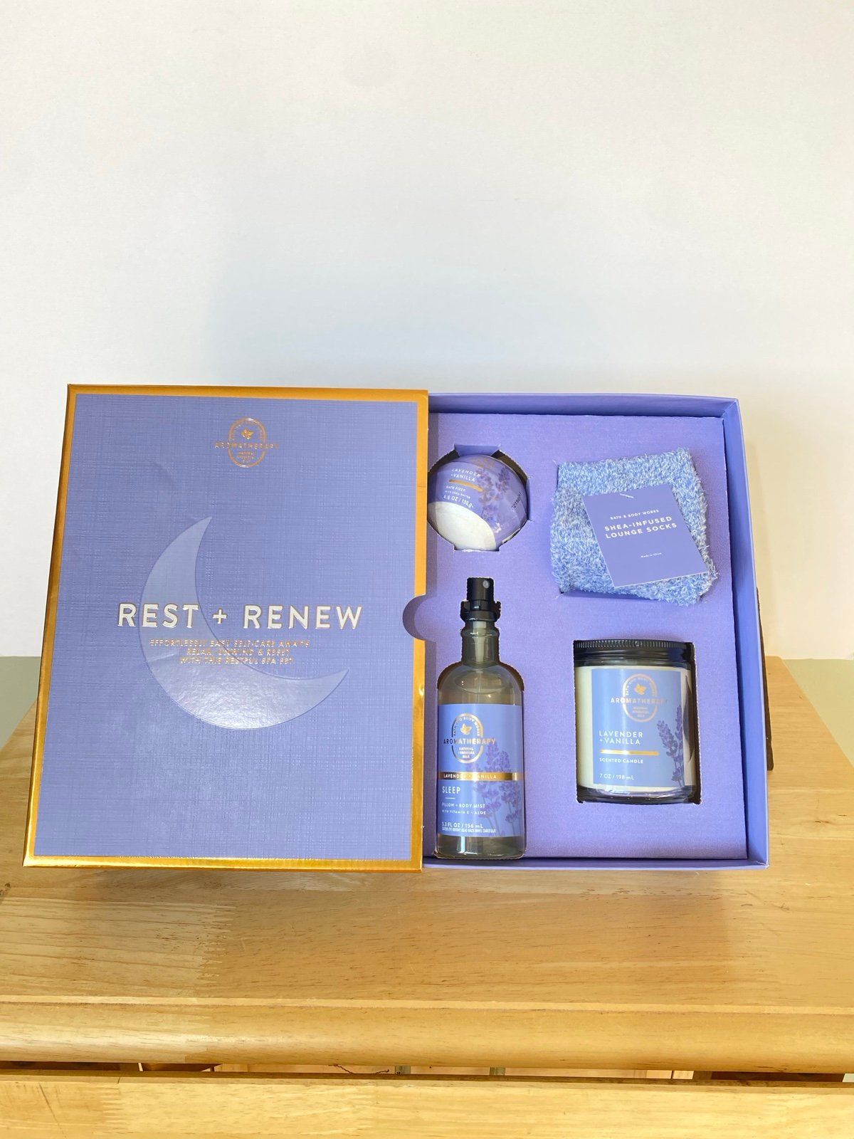 Bath & Body Works Lavender Vanilla Gift Set-Bath Bomb, Candle, Mist & Socks READ