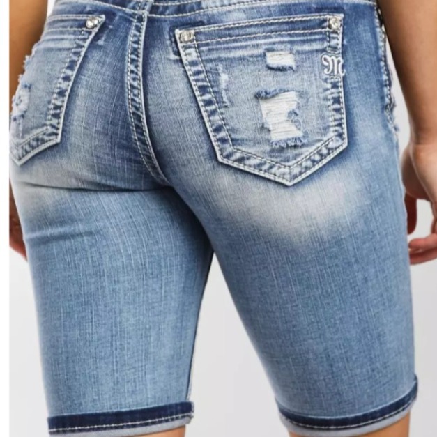MISS ME MS SIZE 28 MEDIUM WASH CURVY FIT BERMUDA STRETCH DENIM SHORTS