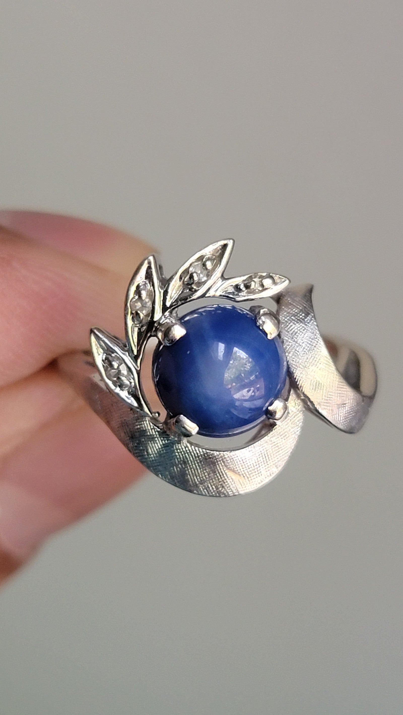 14k white gold and star sapphire ring