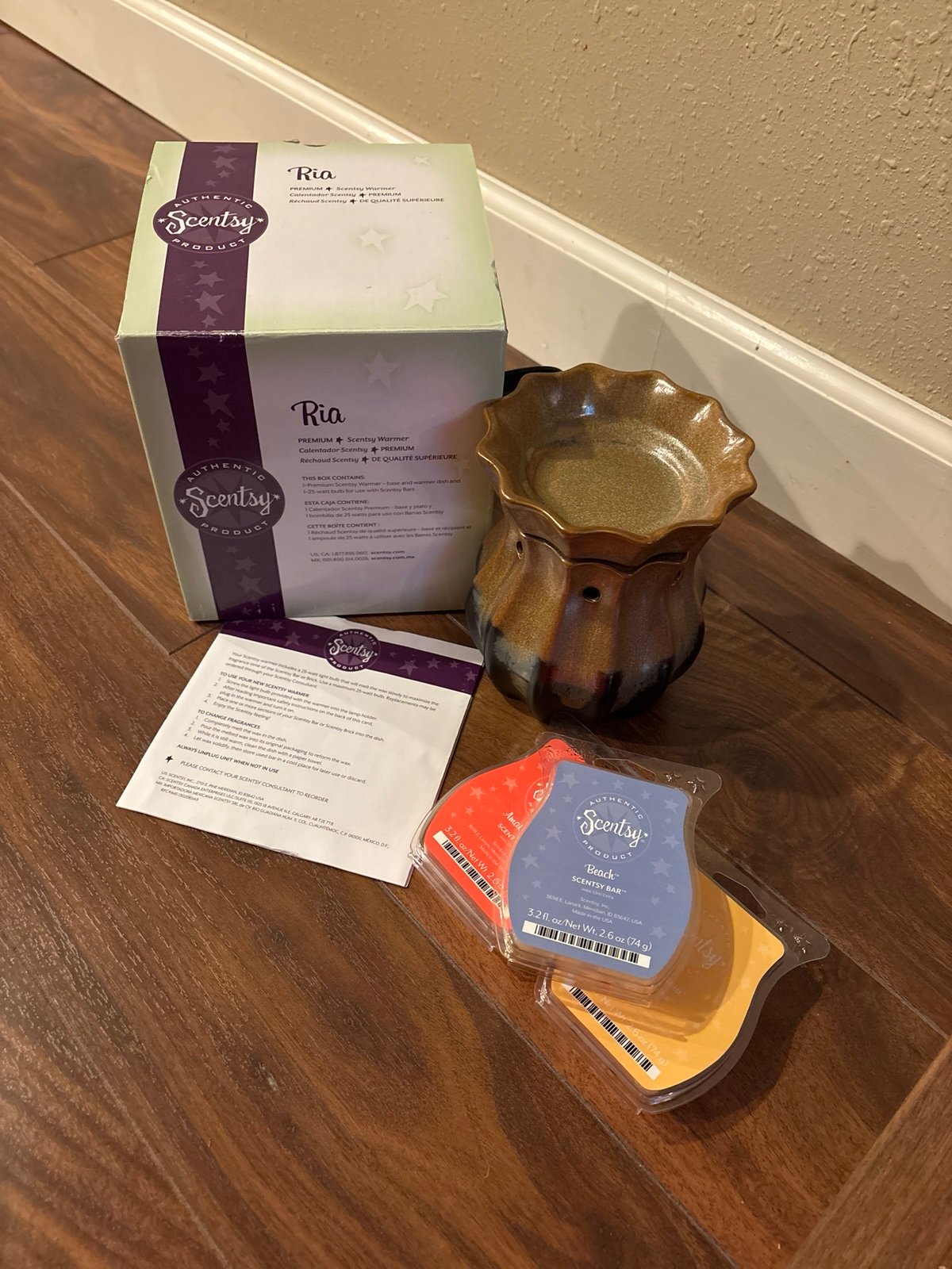 Scentsy Ria warmer and bars