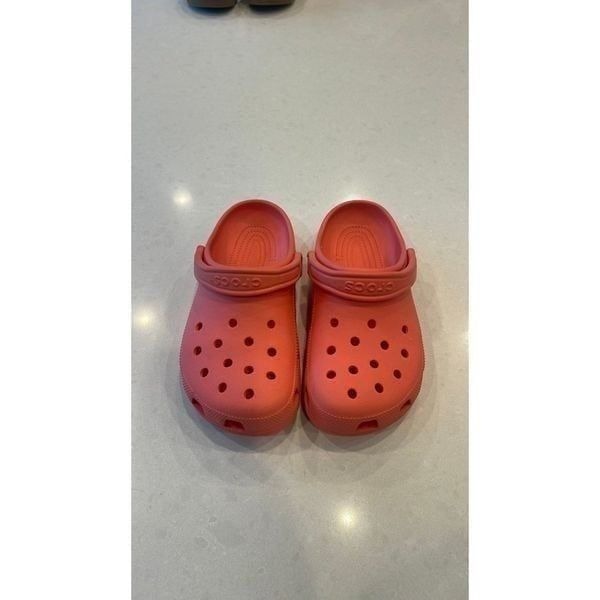 Crocs unisex sandals men’s 6 women’s 8 excellent condition tangerine peach color