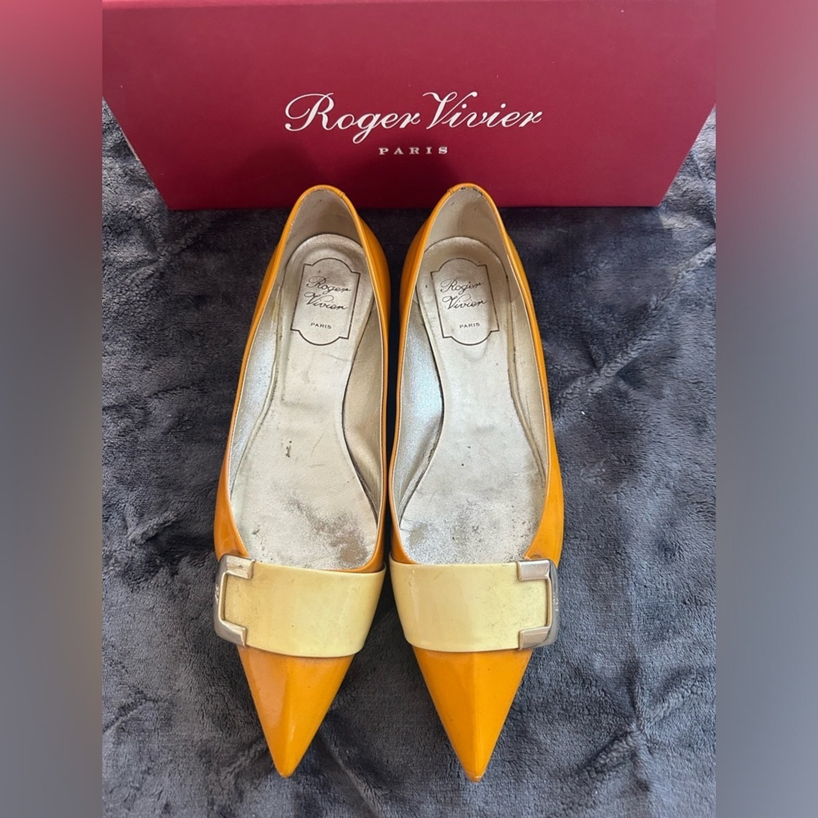 Roger Vivier ballerina flat. Color - mustard/yellow with crème. Size 40/10