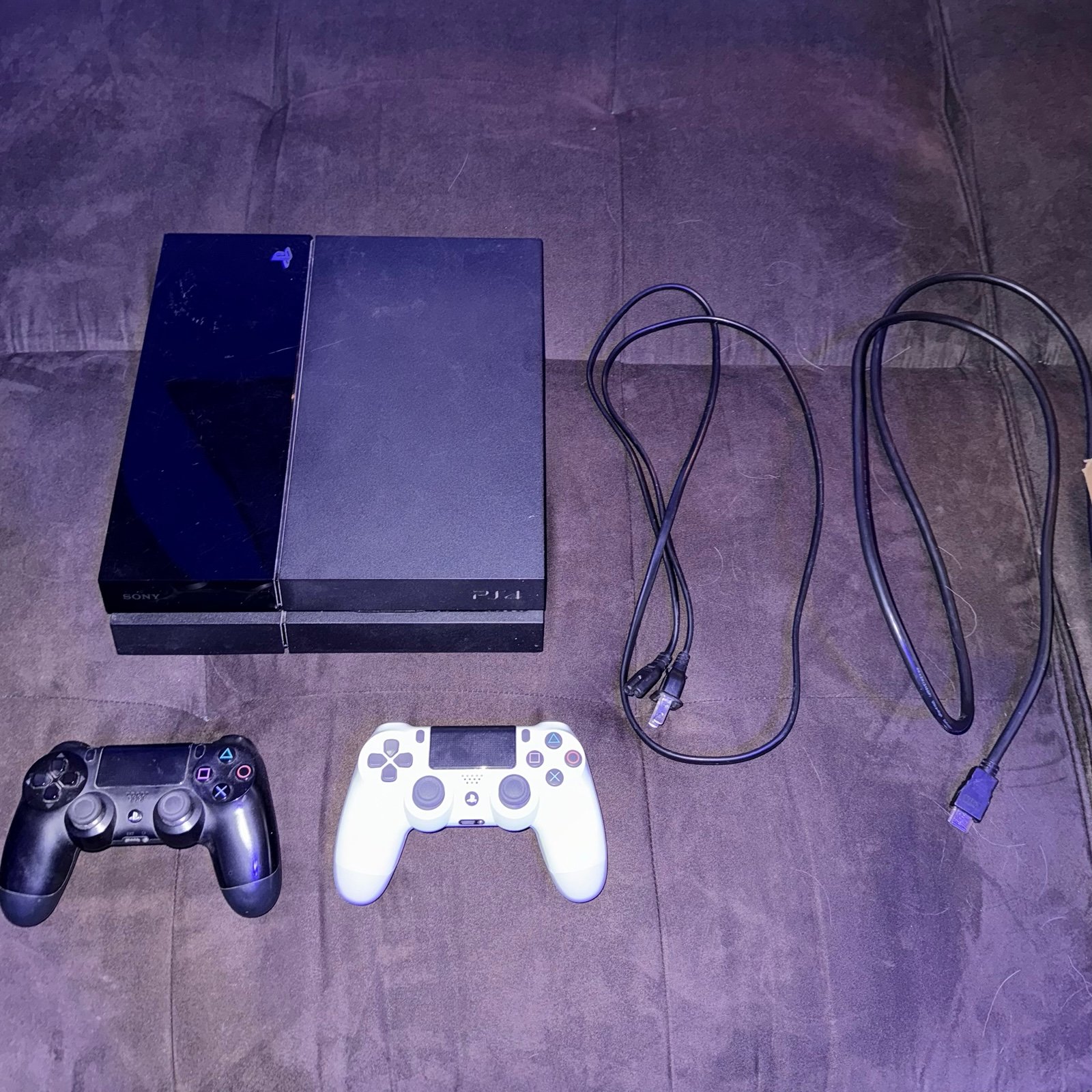 PlayStation 4 (console + 2 controllers + cords)
