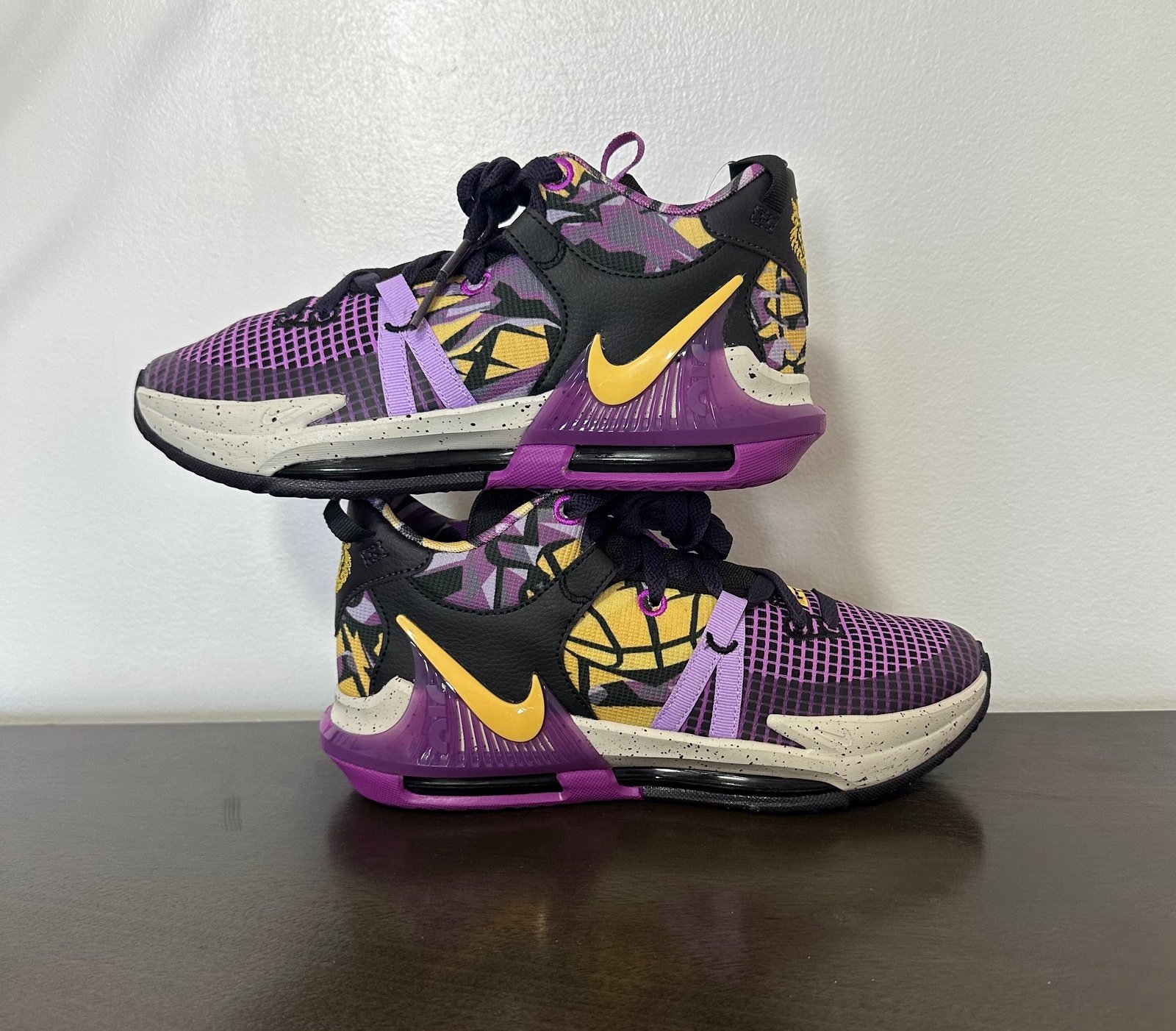 Nike Lebron Witness 7 SE GS Lakers Graffiti Sneakers Size 7Y FD0209-001