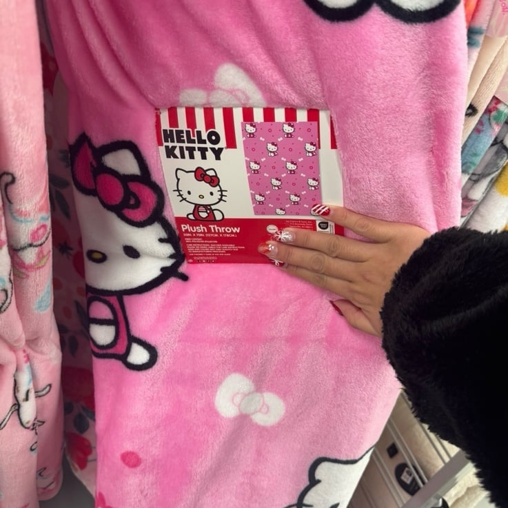 Hello kitty pink throw