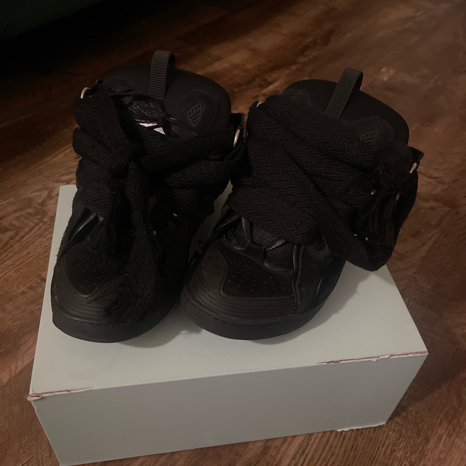 lavin curb all black