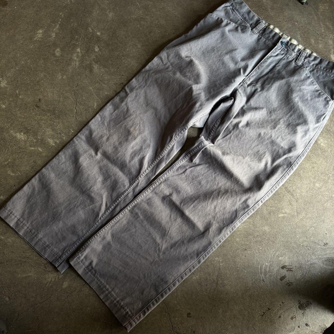 Wide-leg pants made of soft duck fabric.
