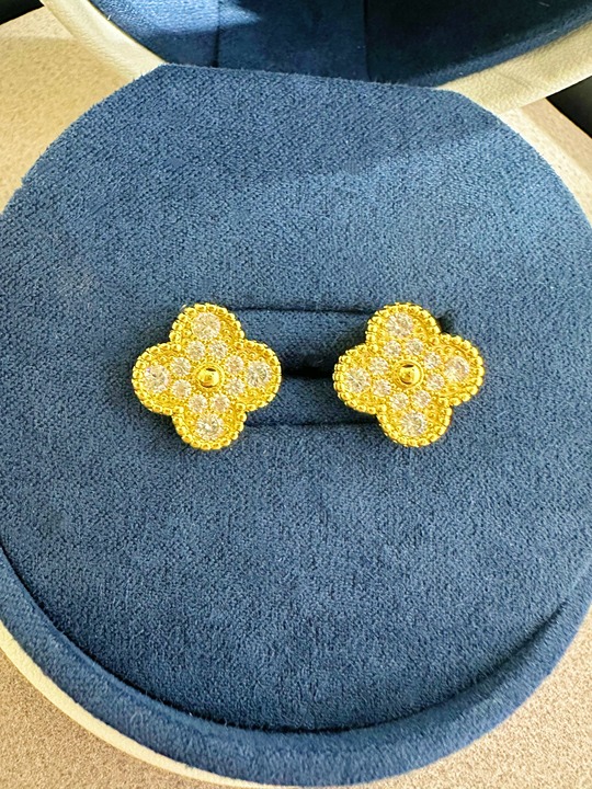 sparking gold clover stud earrings