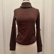 LIZ LISA - Turtleneck knit with ribbon at back- brown
