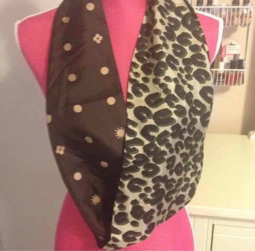 New Louis Vuitton Leopard Snood Scarf