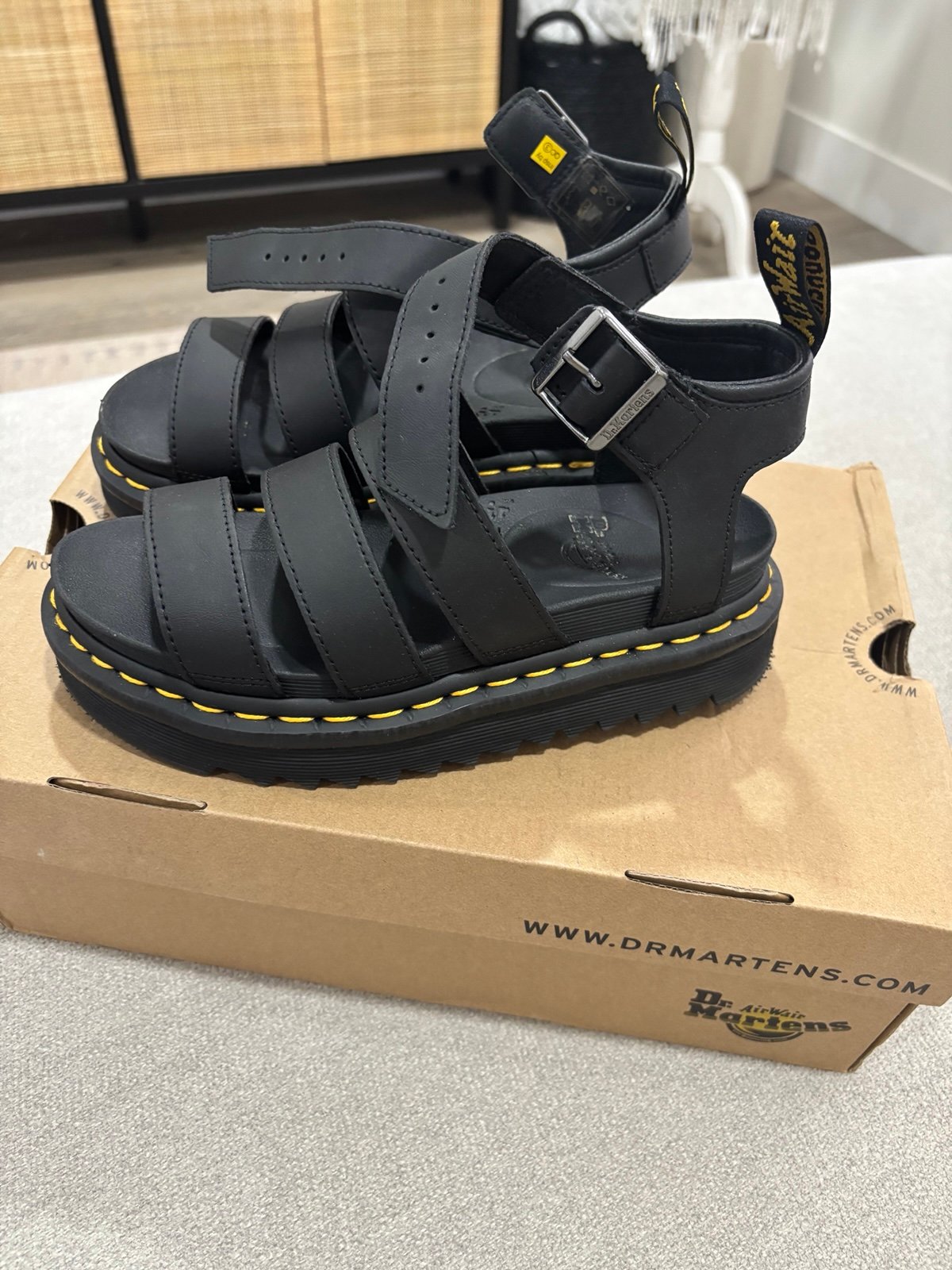 New Dr. Marten’s Blaire Hydro Leather Sandals sz 5