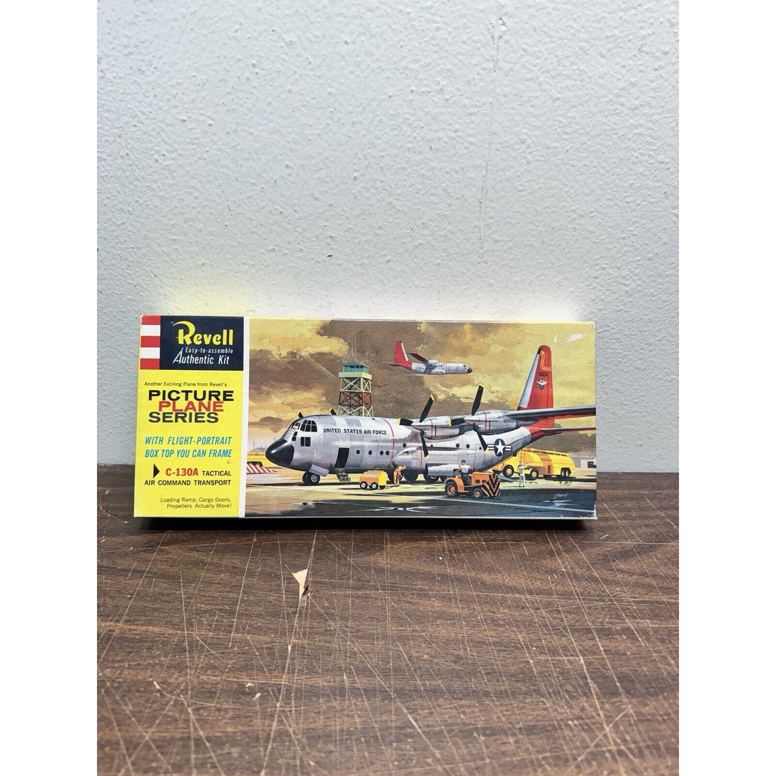Revell Revell/Lockheed Hercules C-130A 1/139 1960 Picture Plane
