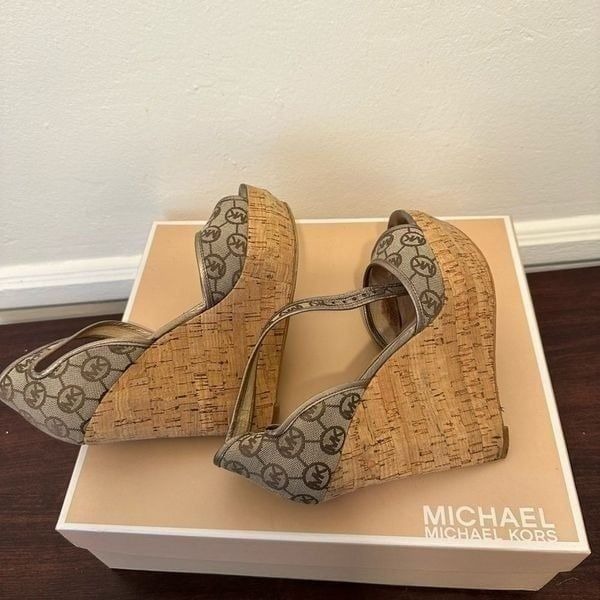 Michael Kors platform iconic lightweight gold cork wedge sandal size 7