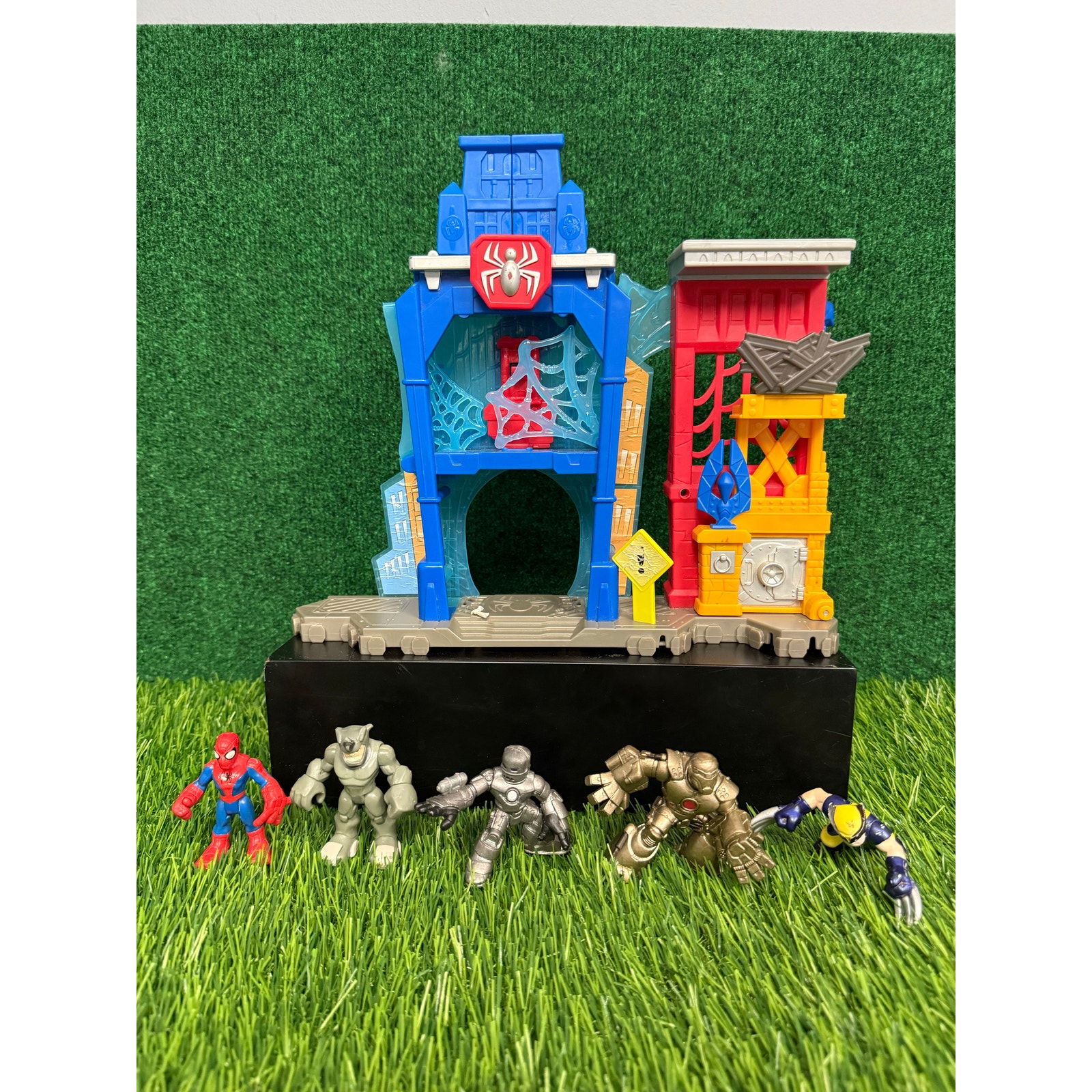 Marvel 2016 Spiderman Web Quarters Play Set w/ Figures