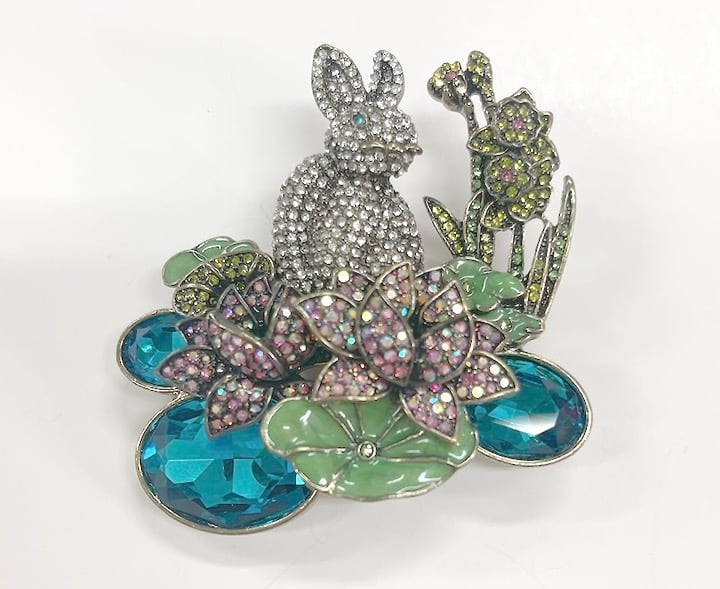 Heidi Daus Signed Rabbit on Flowers Rhinestones on Gold Tone Brooch Pin