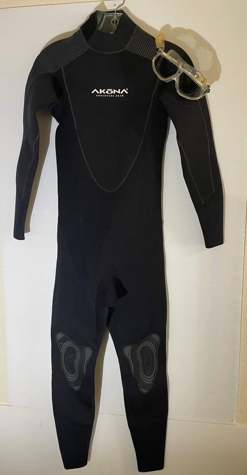 Akona Adventure Gear long sleeve back zip wet suit 2mm size S Bonus Goggles!