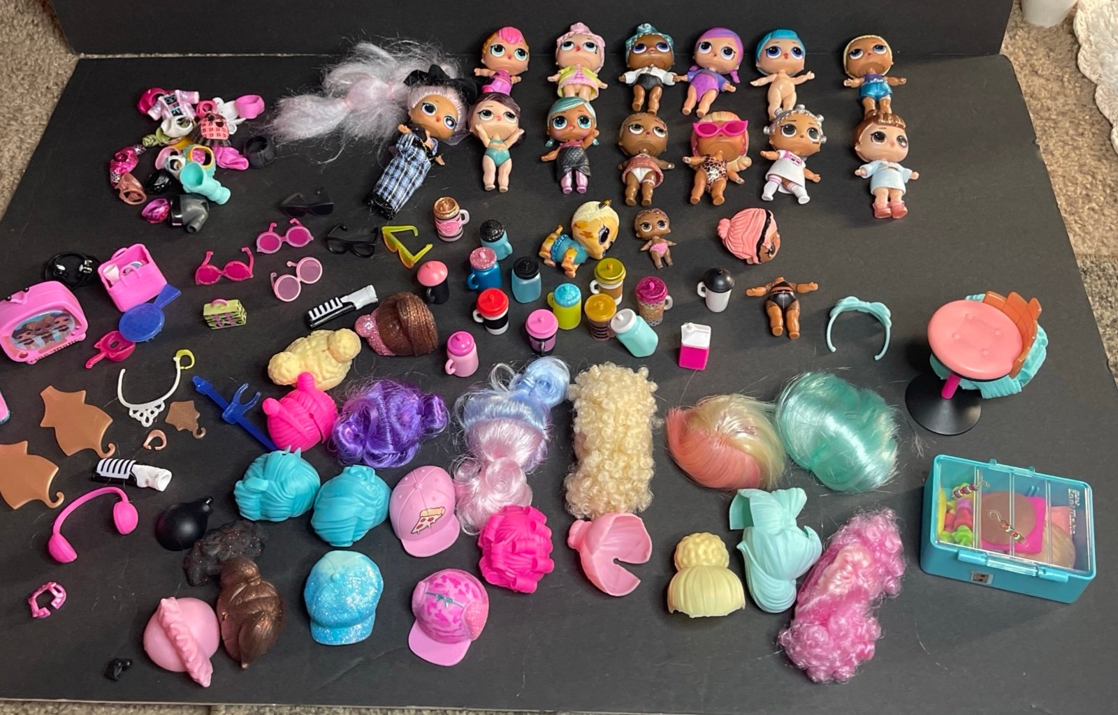 Lot of LOL dolls and accessories, see pictures for what's included