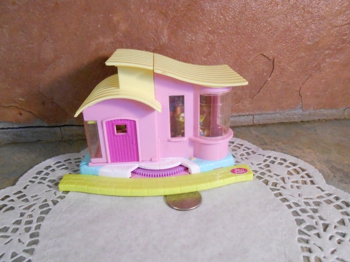 2000 Polly Pocket Magic Movin' Video Party House complete e2