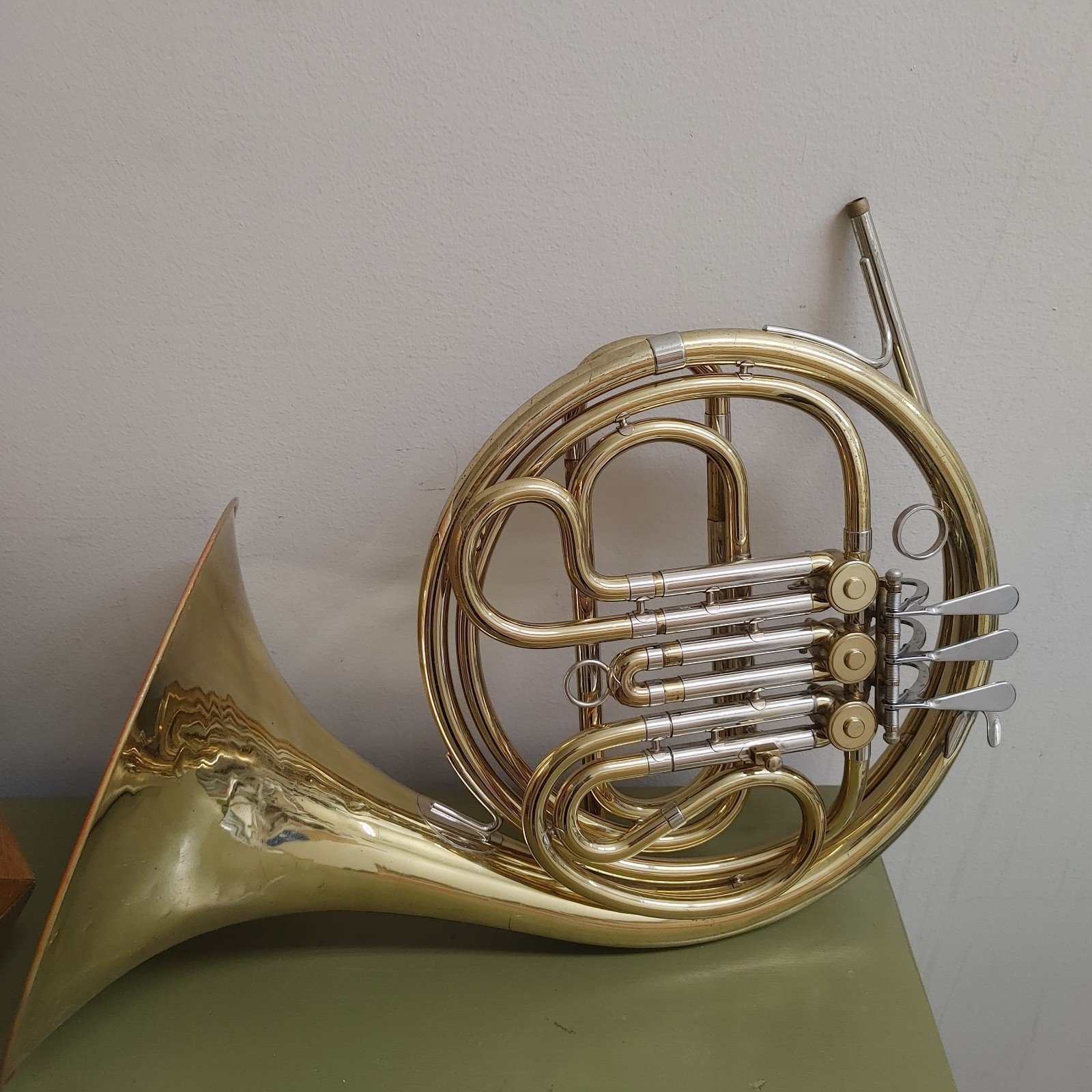 French Horn ( Old Ambassador )