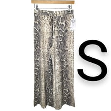 ✨Taupe Snakeskin Print Warm Knit Capri Pants~Size S