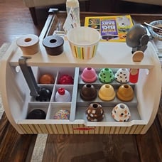 Melissa & Doug Wooden Scoop and Serve Ice Cream Counter (28 pcs)