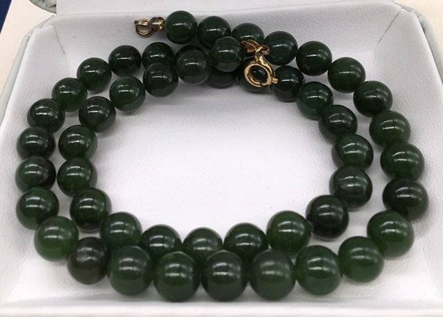 Vintage green jade round bead necklace