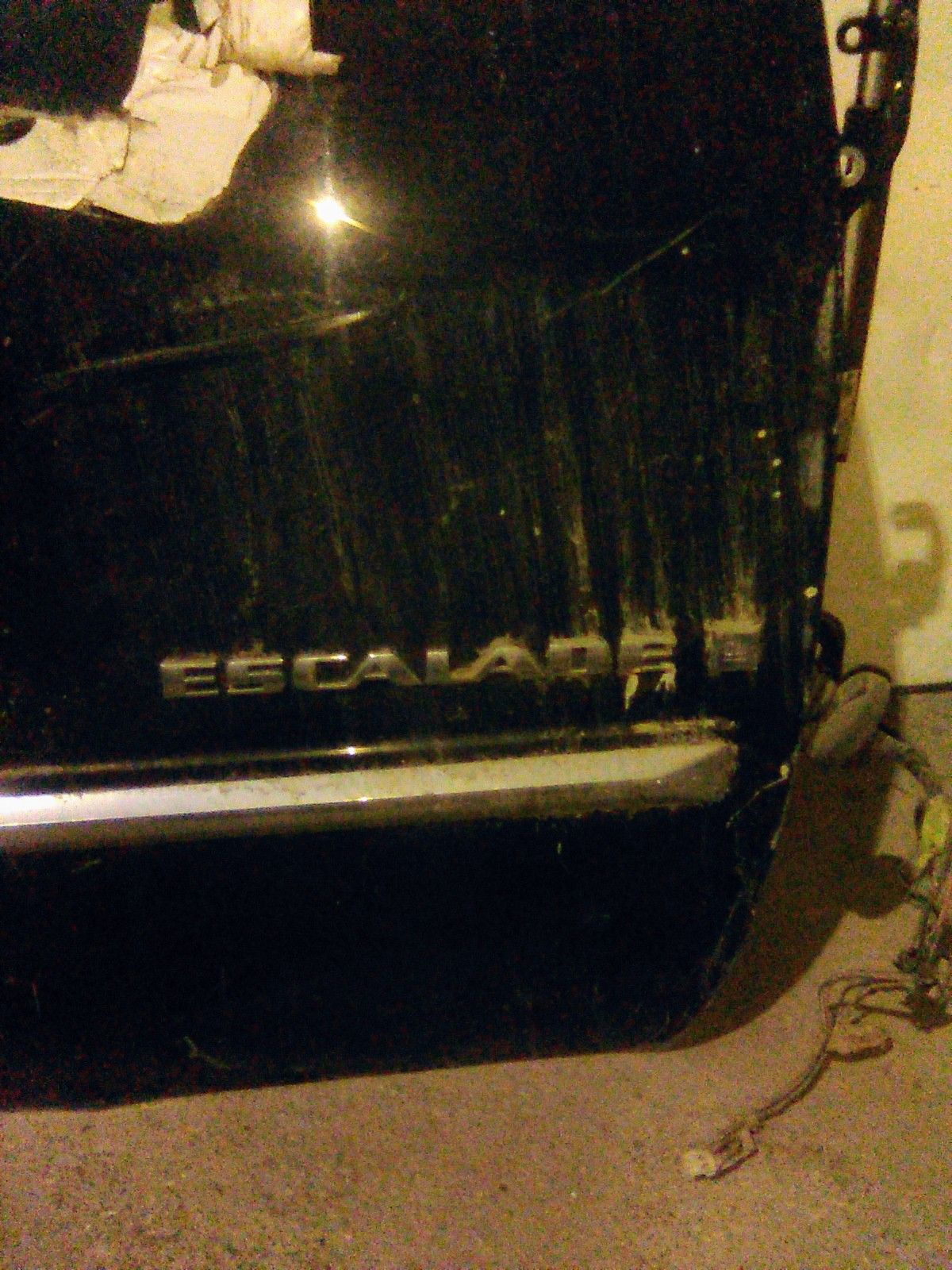 Escalade door, no window no handle, and no mirror. Door comes w/ Harness/Hinges.
