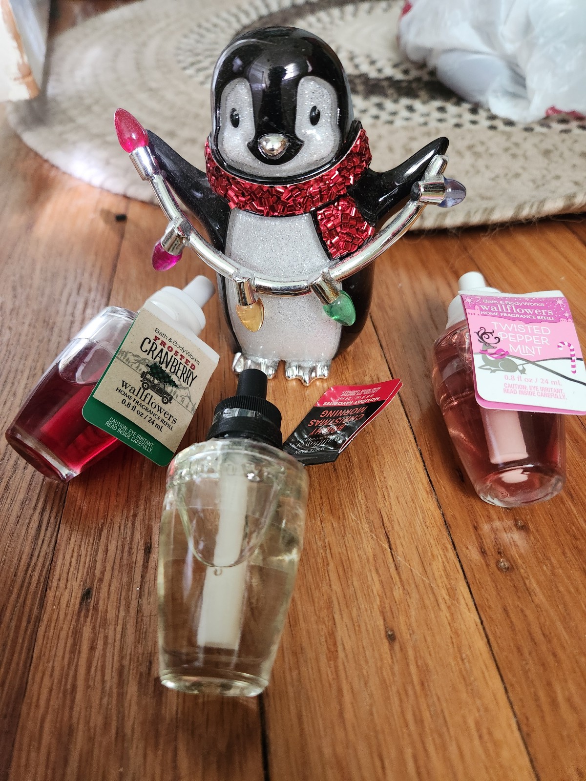 Penguin Wallflower Plug w/Holiday refill