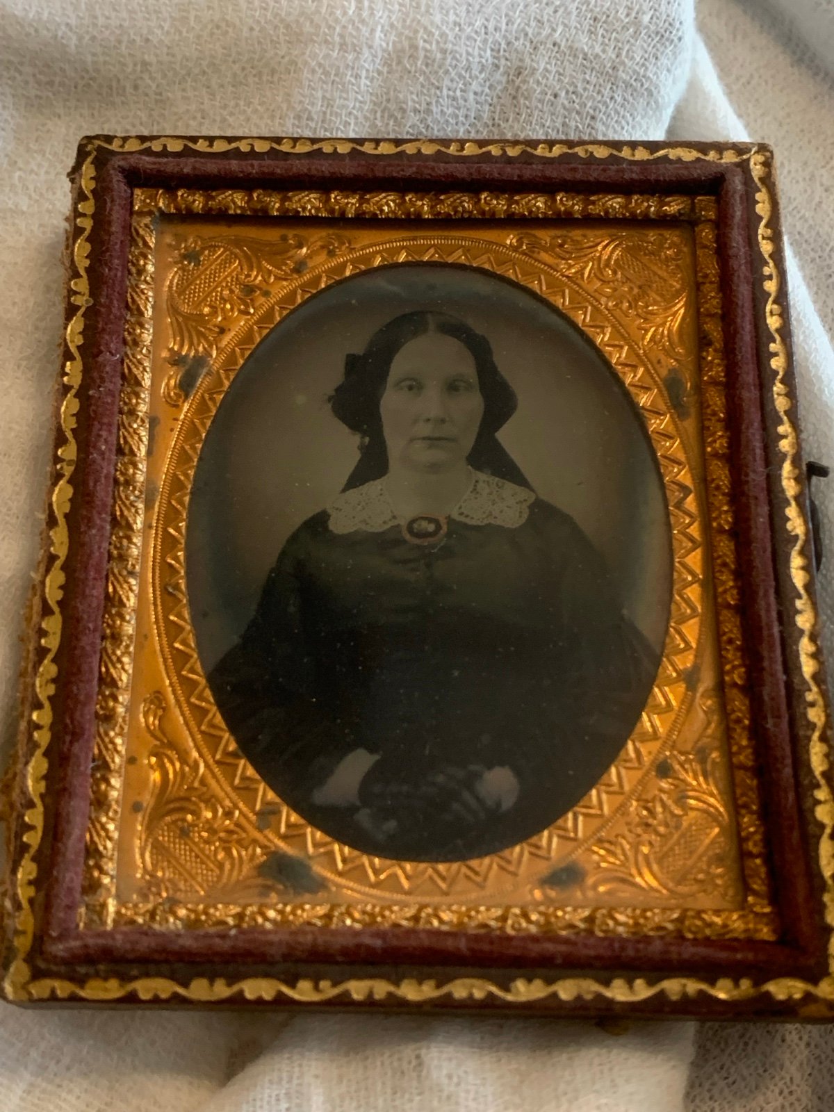 1/6 plate daguerreotype Antique photo—woman with cameo