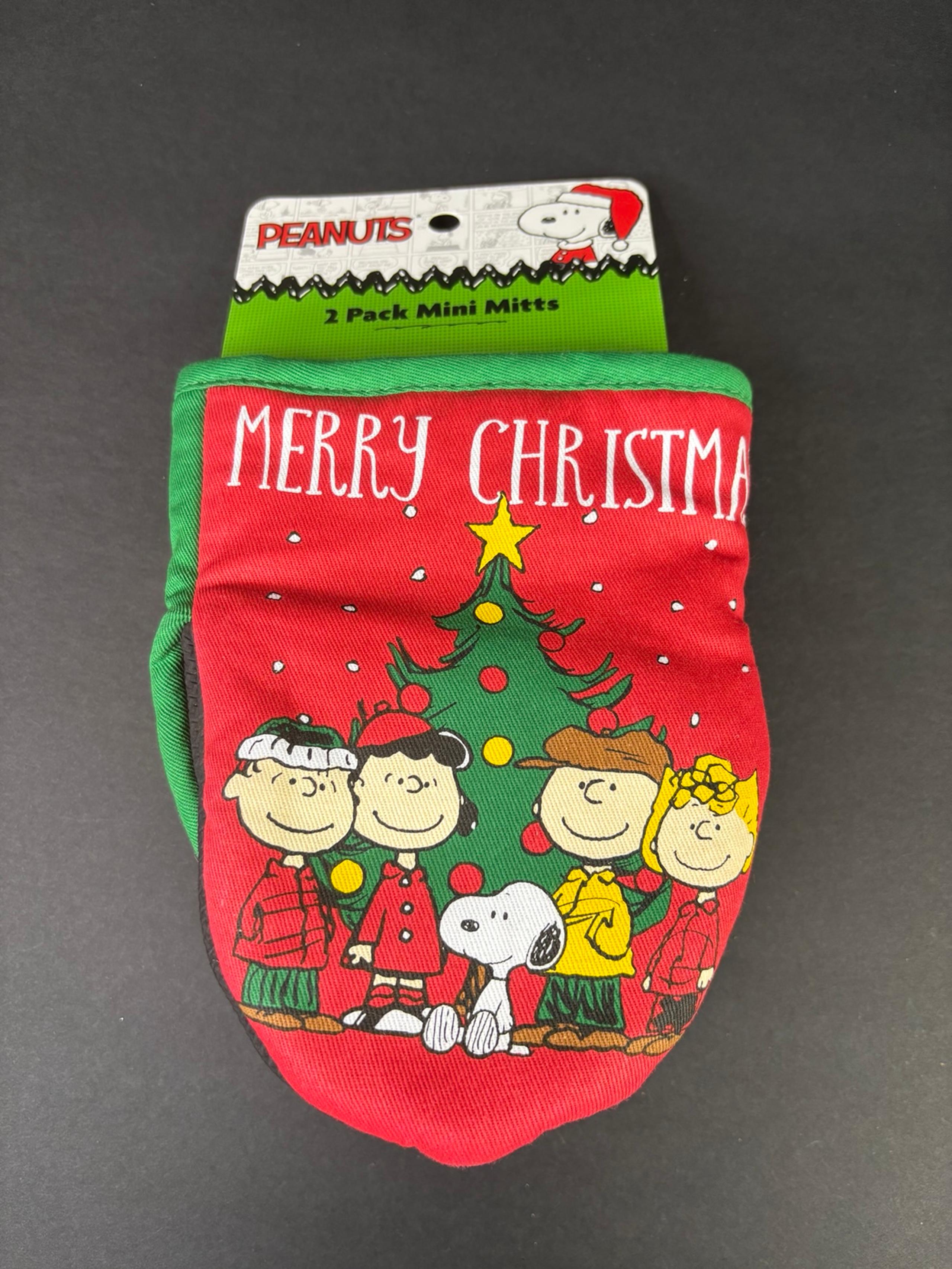 NEW Peanuts Snoopy and Friends Christmas Holiday 2pc Mini Oven Mitts