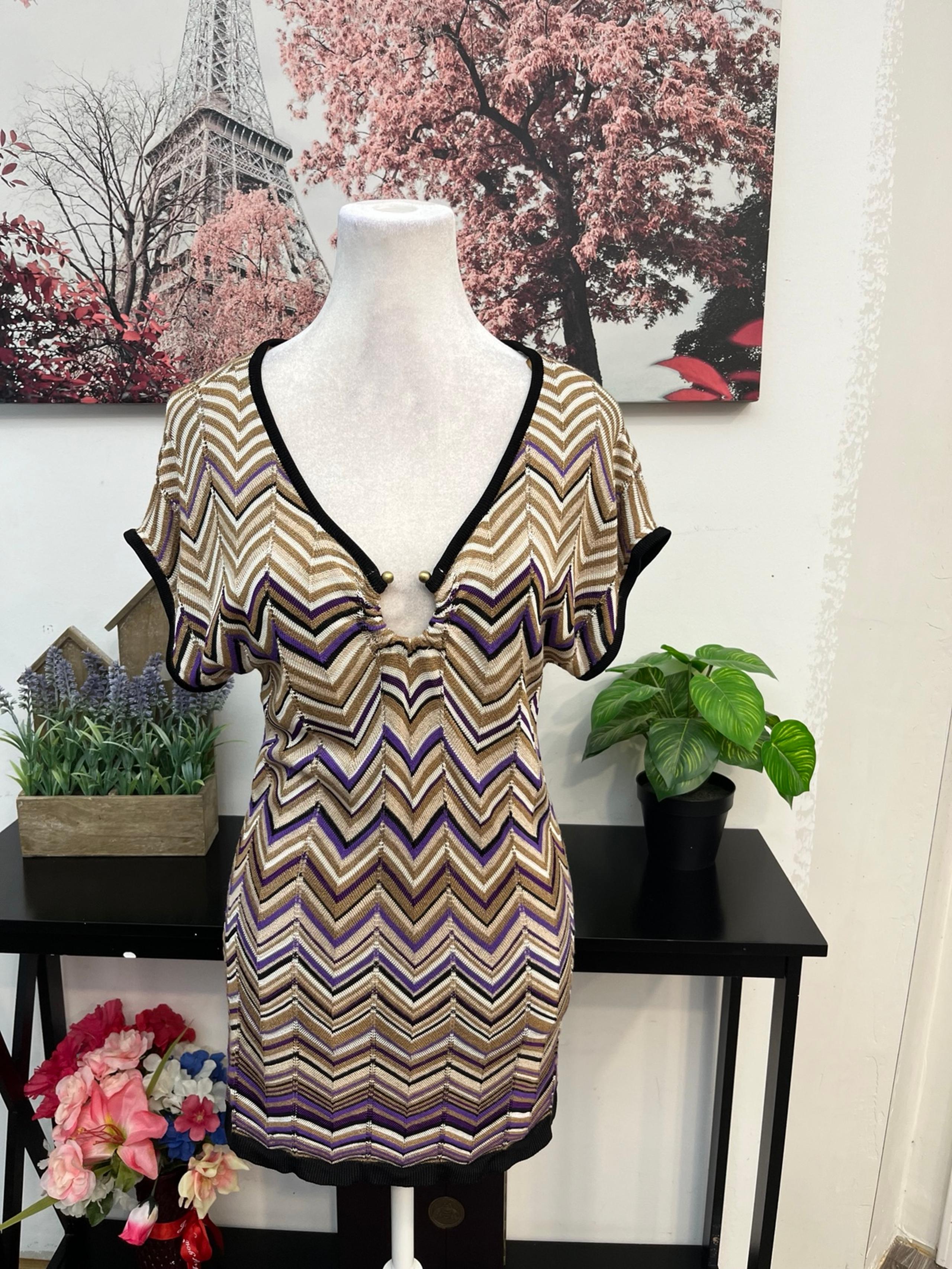 Cache Women’s Top Blouse Size M SHIMMER Chevron Short Sleeve V NECK ring Detail