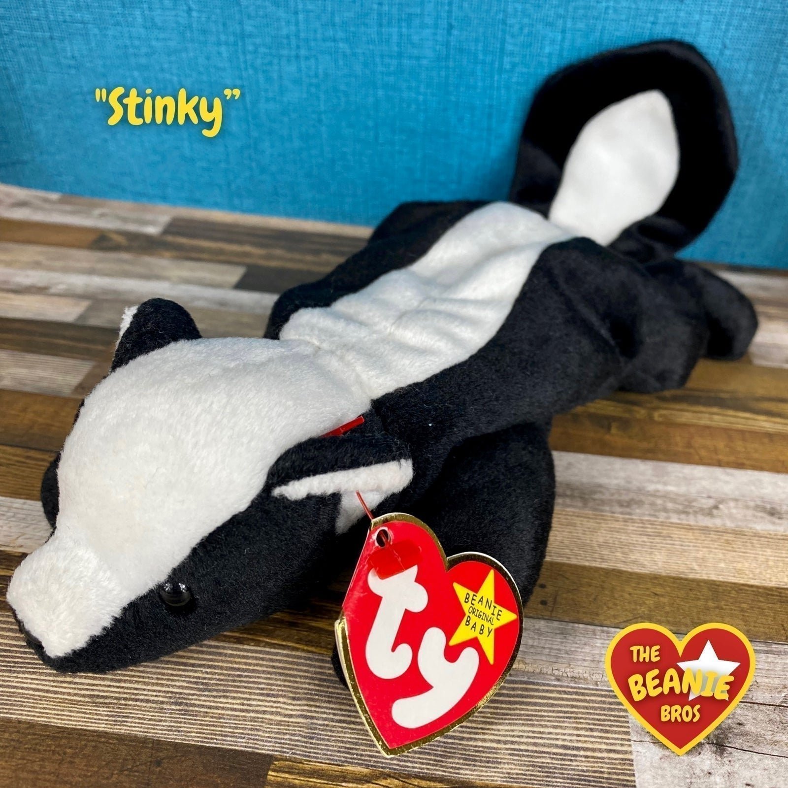 Rare Retired NM “Stinky” the skunk Beanie Baby - tag Misspells - 1995 tush tag