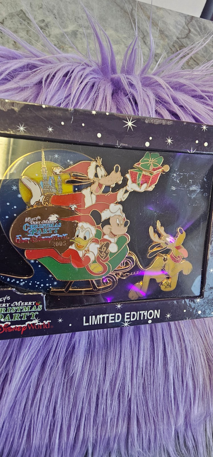 2005 Disney Mickey VERY Merry Christmas Pin