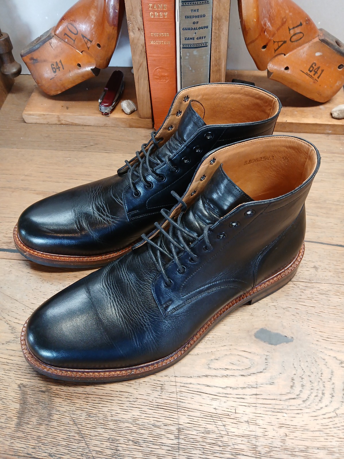 Beckett Simon boots 9.5 Mens