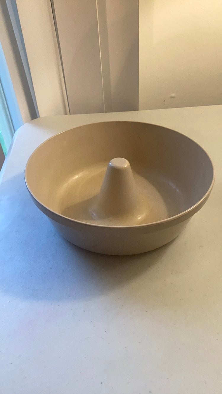 Anchor Hocking hard plastic beige bundt pan