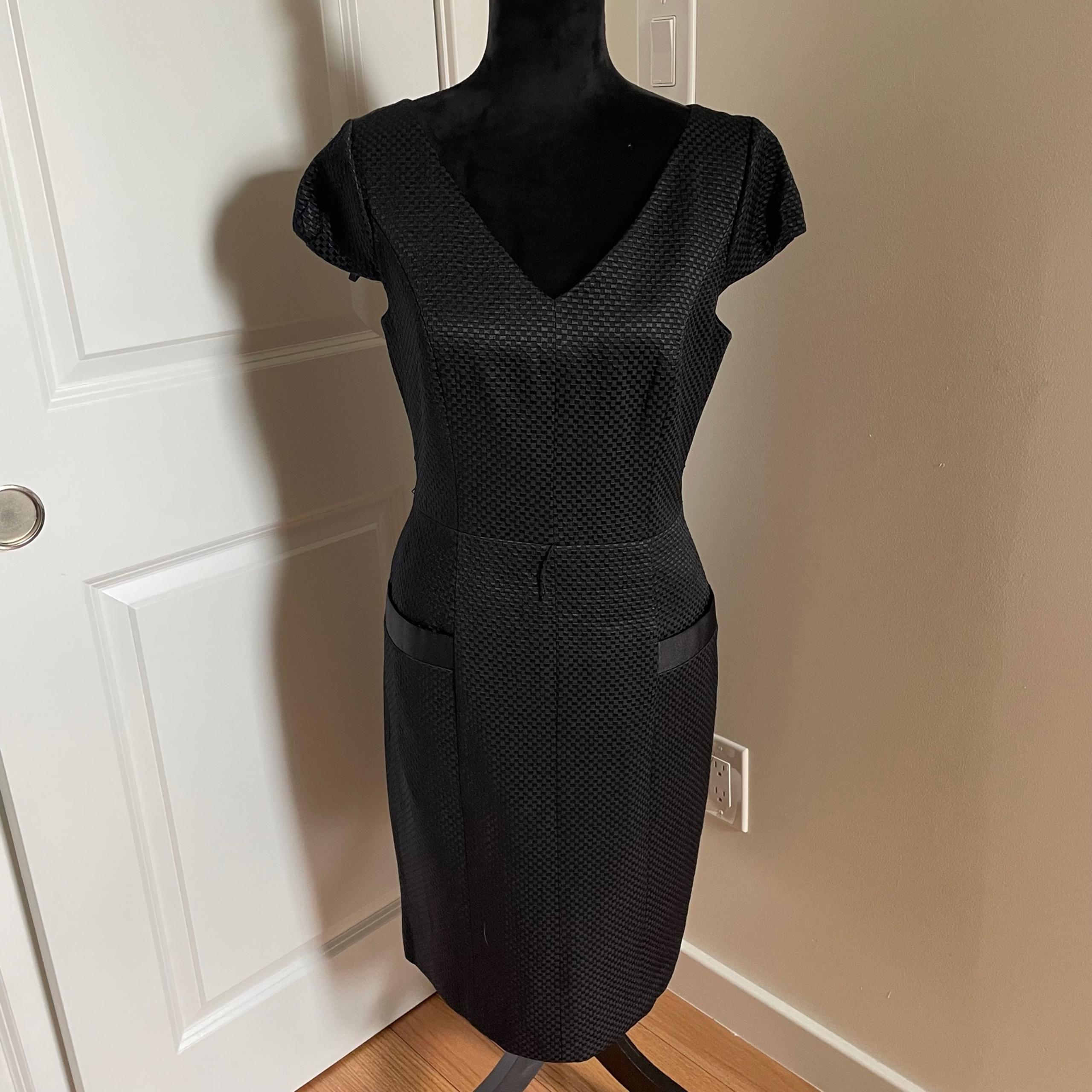 David Meister Black Lined V-Neck Textured Two-Pocket Sheath Dress EUC Size 8