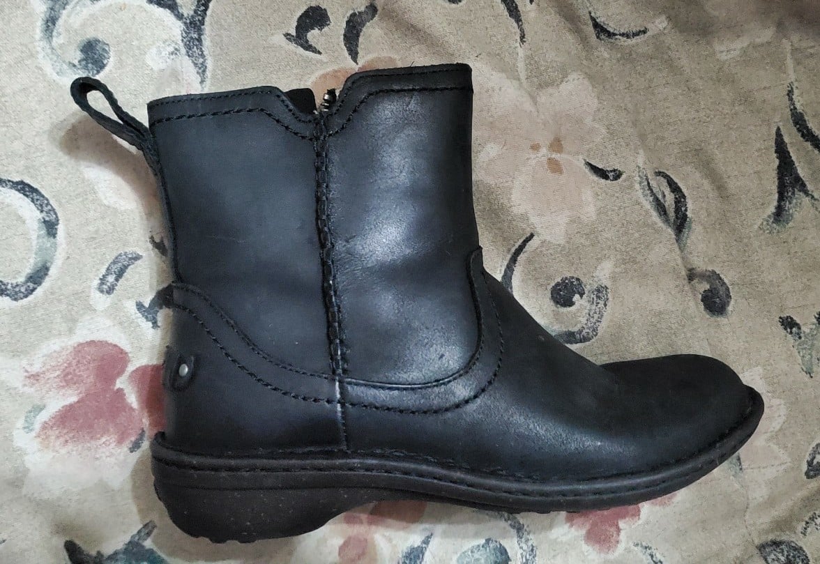 Ugg boots new never worn size 7