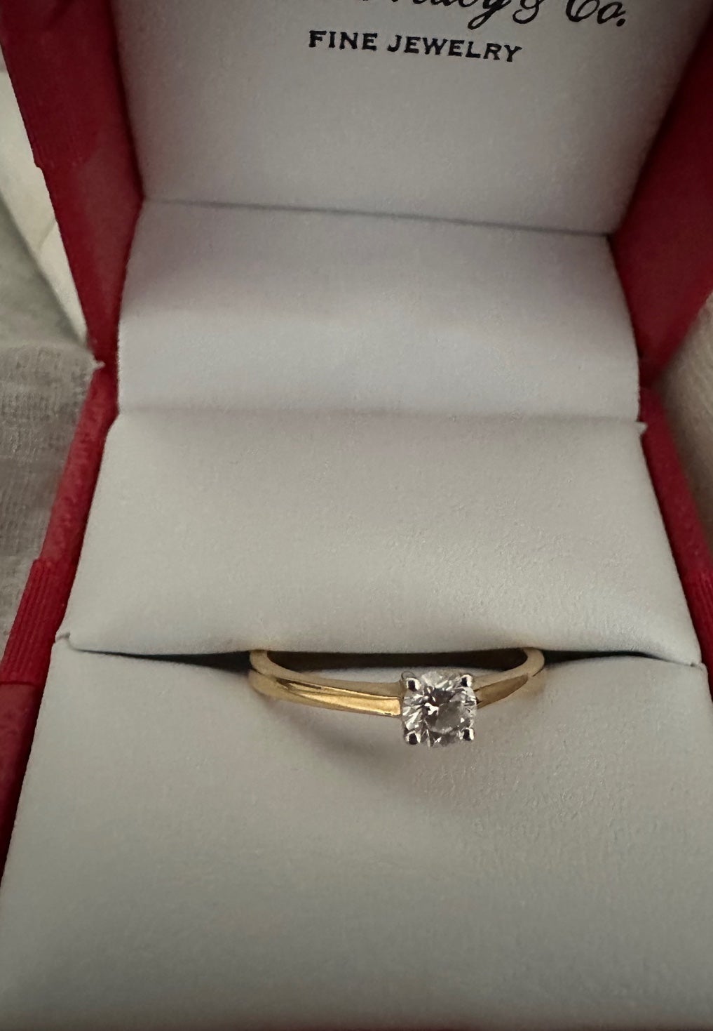 18k Solid yellow gold Sólitaire white Diamond Ring