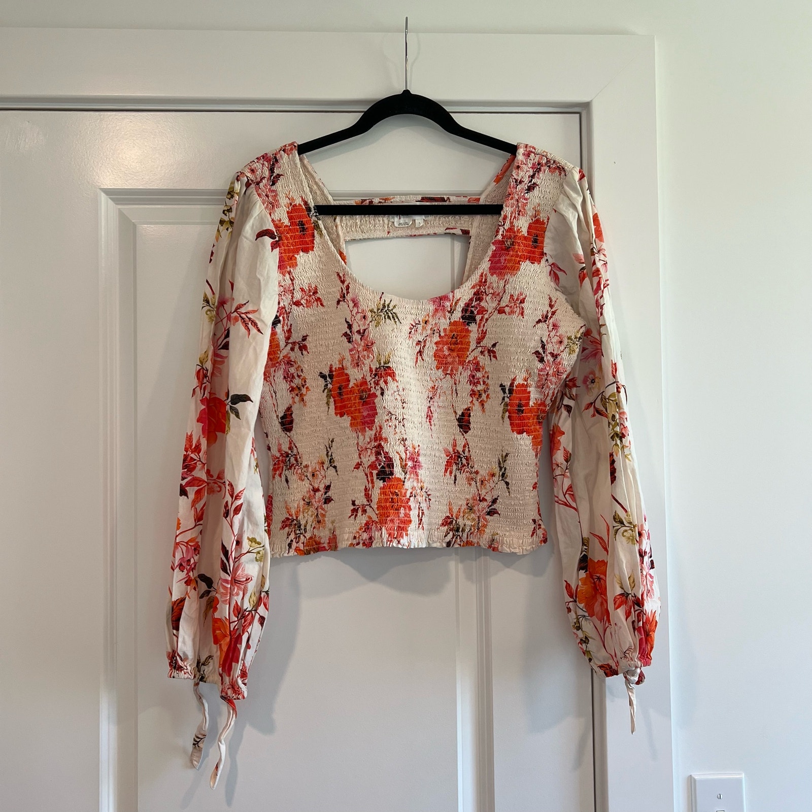 Anthropologie Women's Fitted Longsleeve Blouse Open Back Cream Floral Sz L