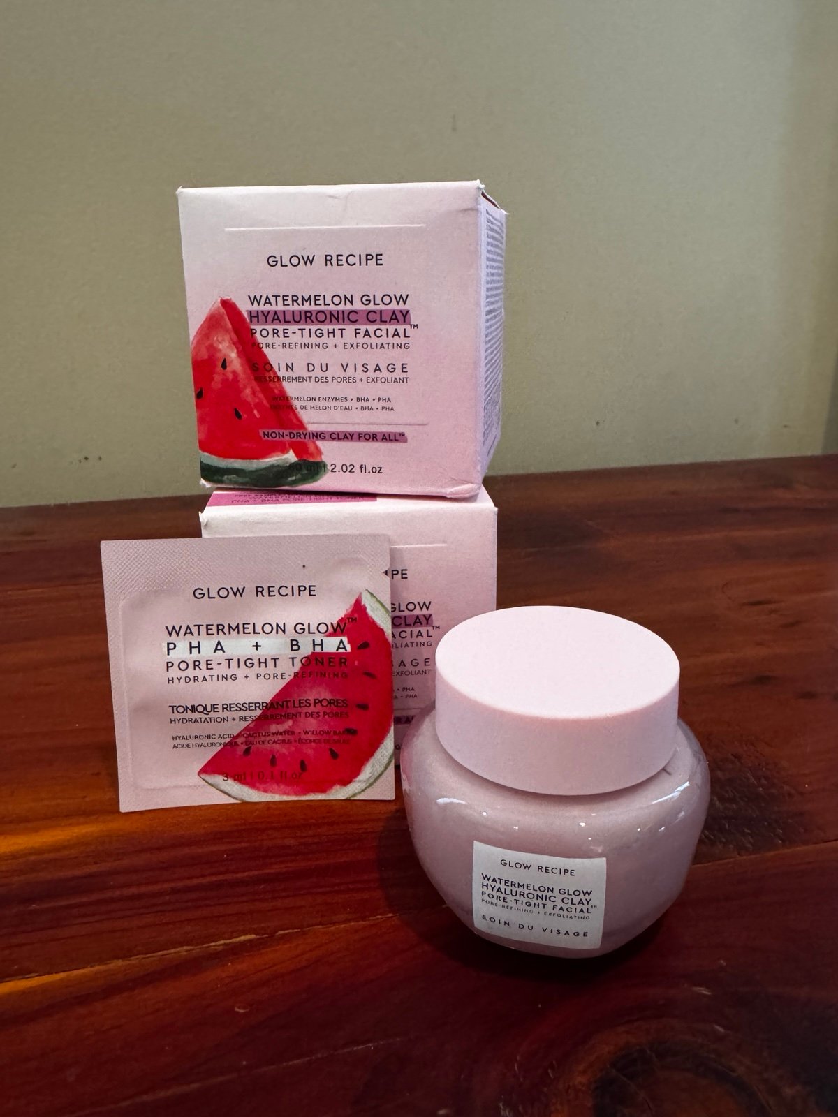Glow Recipe hyaluronic clay pour tightening