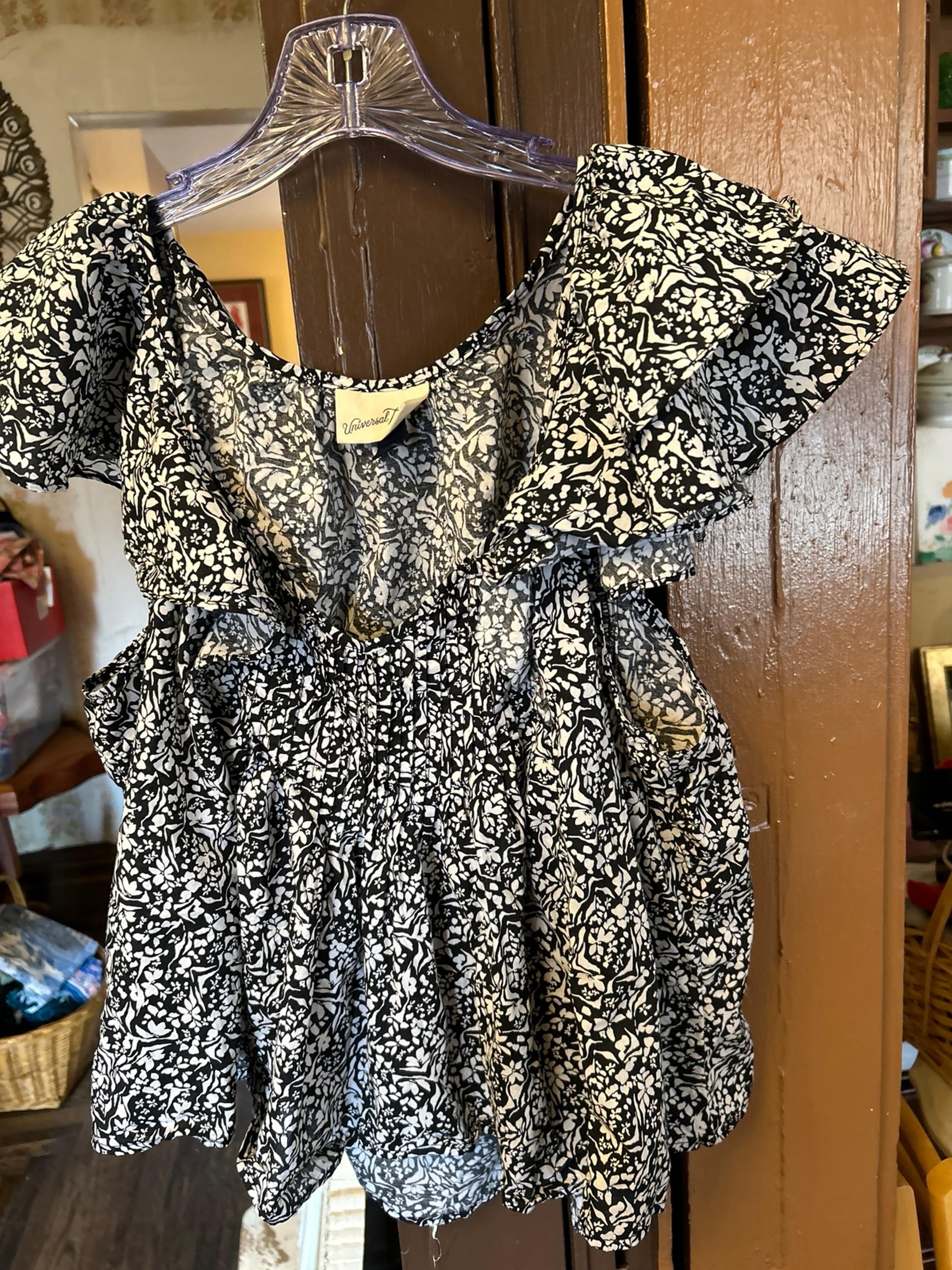 Universal Thread black and white calico cotton blouse