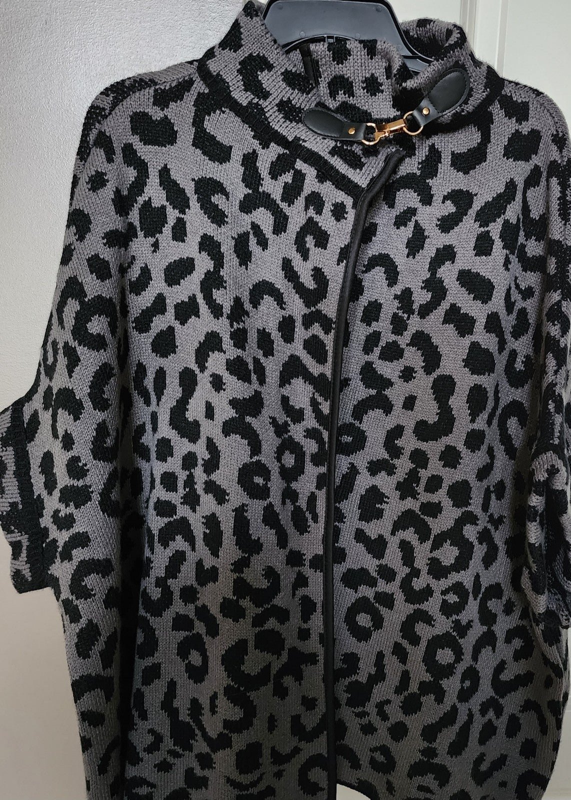 WOMEN'S ANIMAL PRINT CAPE