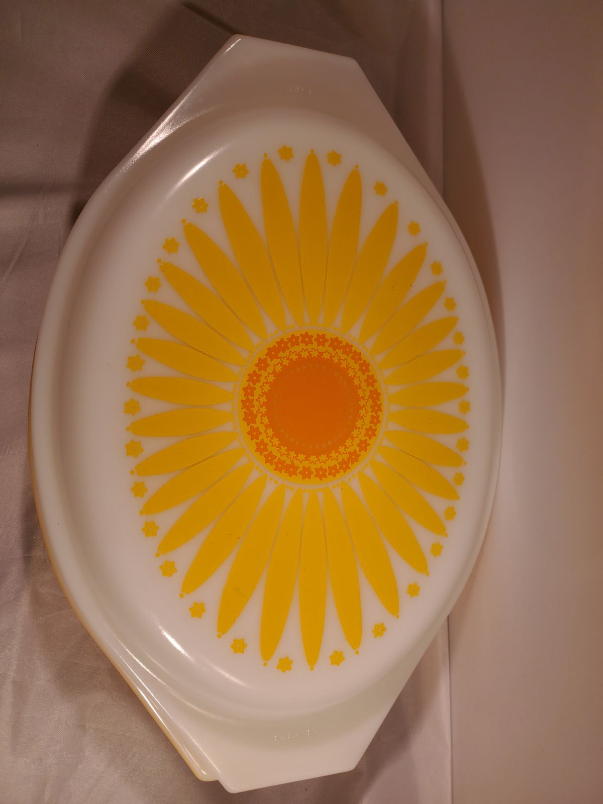 Pyrex sunflower divided dish