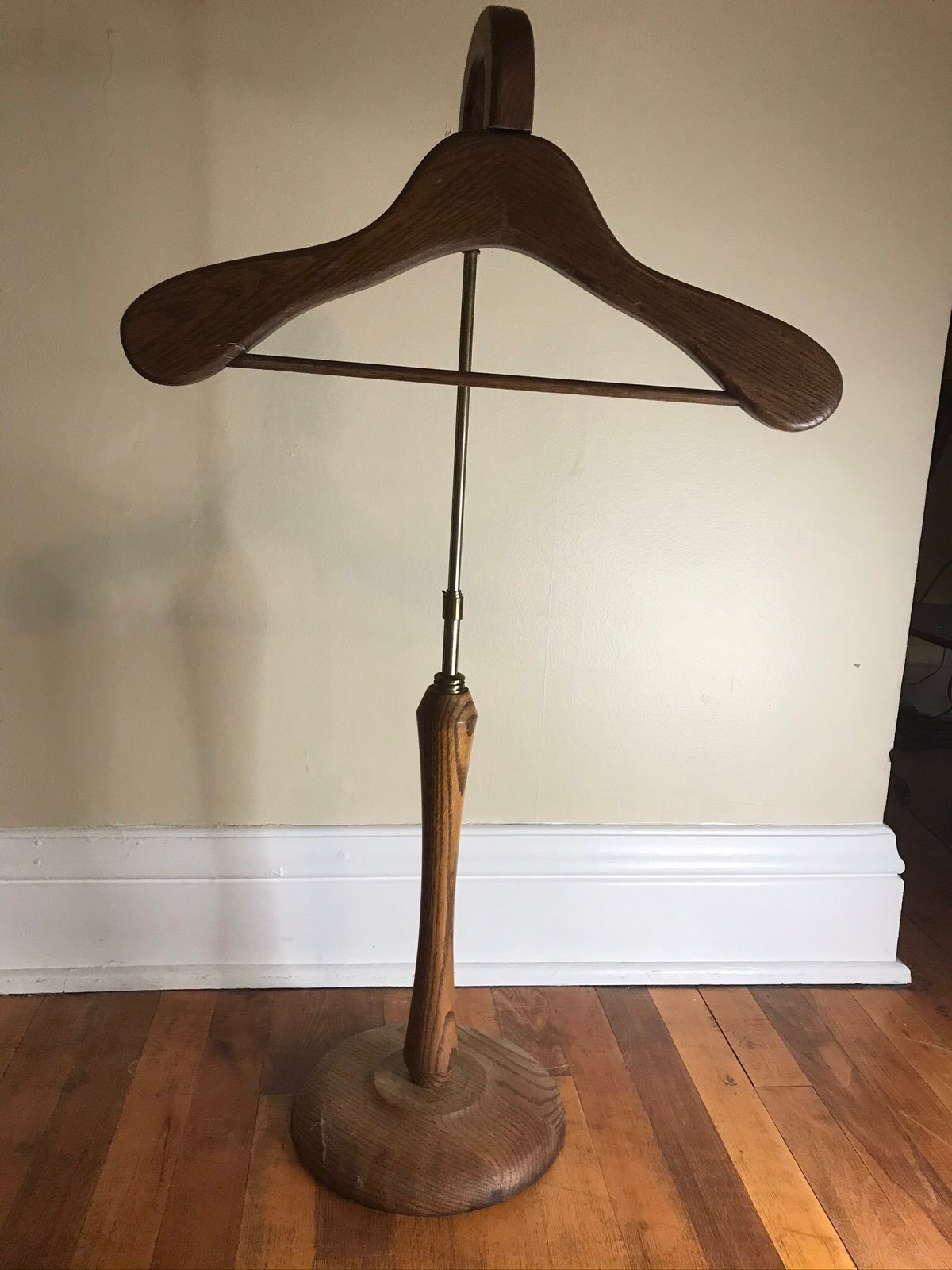 Clothes hanger to display