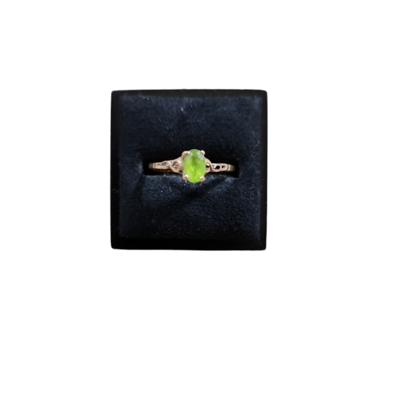 Size 4.5 Vintage 14K Gold Oval Peridot Green Gem Ring
