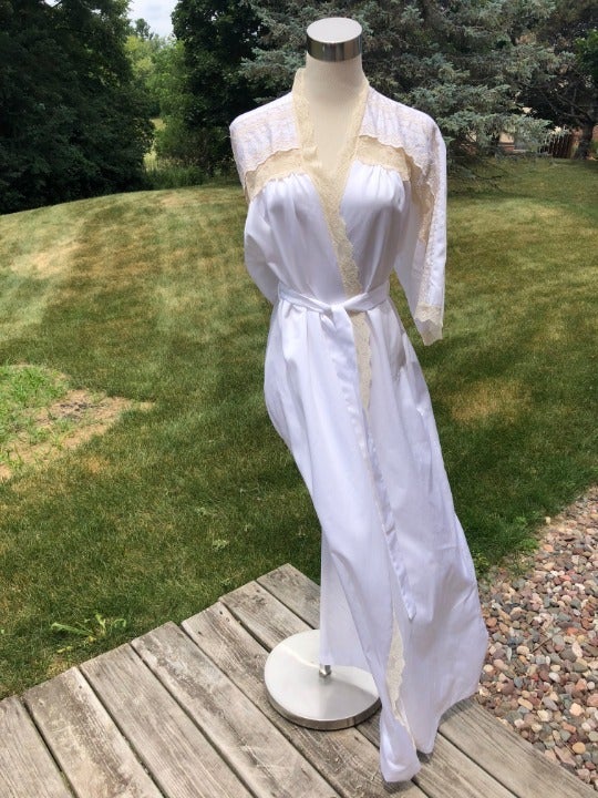 Vtg Victoria's Secret Ivory w/Lace Robe