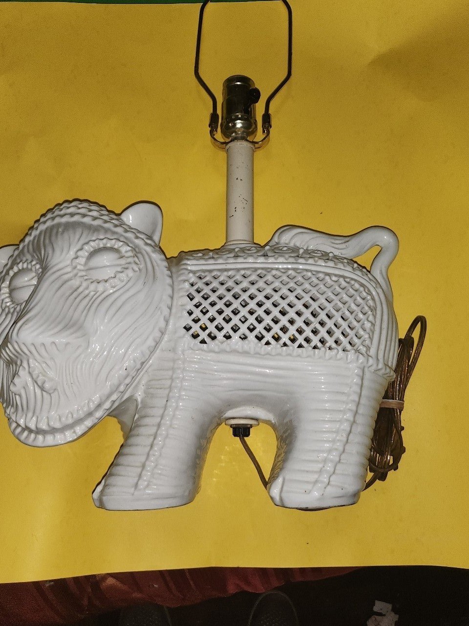 Blanc de Chine animal style lamp