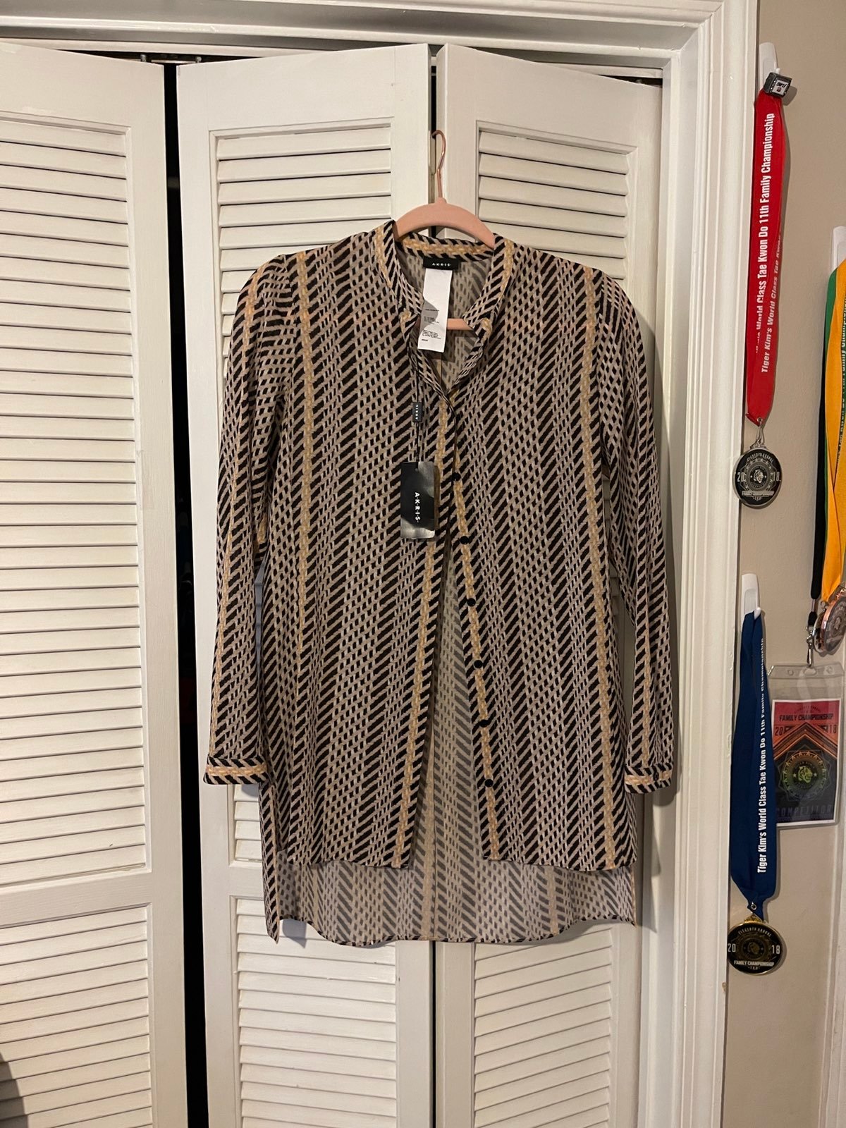 Akris button up top